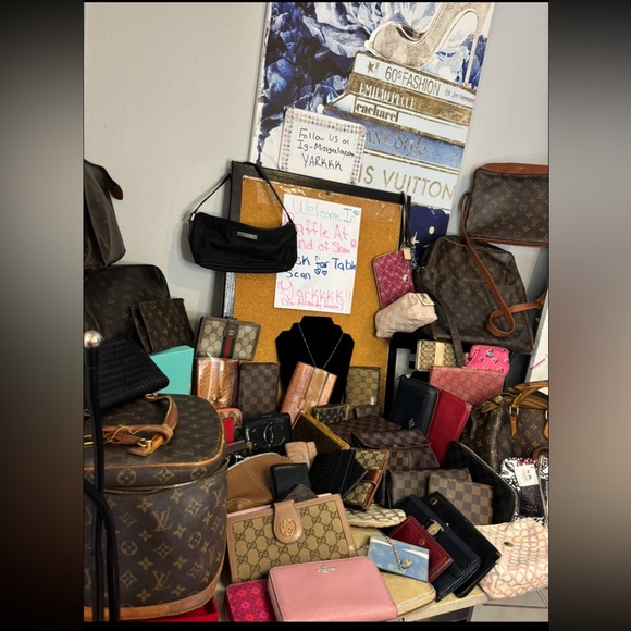 🎉🚨Like 4 Luxury Haul Shows🚨🎉 - Picture 1 of 3